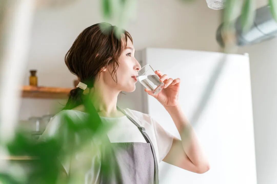 天冷了，你还能一天喝够八杯水吗？